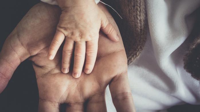 Як встановити батьківство після смерті чоловіка: поради адвоката