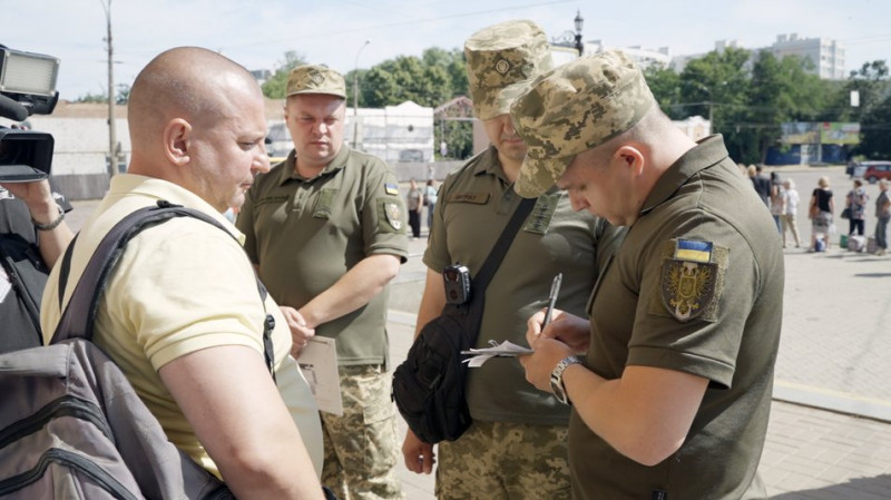 Нові правила вручення повісток згідно закону про мобілізацію 2024 року