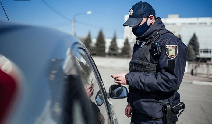 Чи можуть поліцейські зупиняти авто без причини у військовий час?