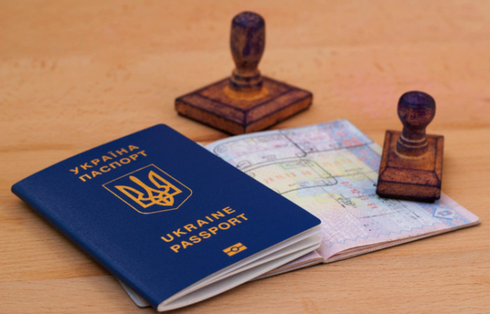 Отримання українського паспорта чоловіками за кордоном