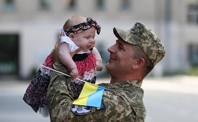 Дитина народилася за кордоном: як батькові оформити відстрочку від мобілізації