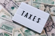 Де слід платити податки, проживаючи «на дві країни»?