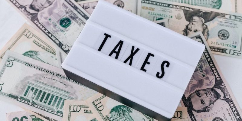 Де слід платити податки, проживаючи «на дві країни»?