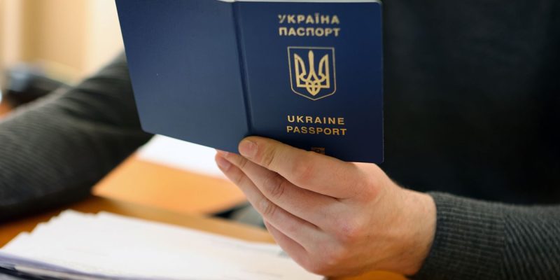 Отримання українського паспорта чоловіками за кордоном