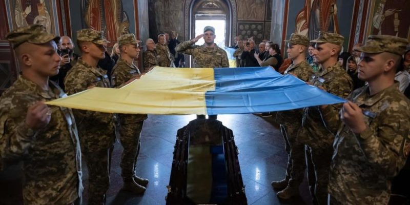 Пенсія для сімей військових, які загинули поза зоною бойових дій: повний юридичний розбір