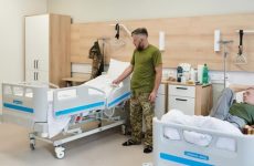 Військовослужбовець «поза штатом» через тривале лікування: які виплати зберігаються та яку допомогу можна отримати у 2026 році