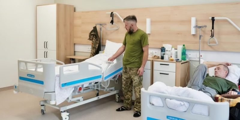 Військовослужбовець «поза штатом» через тривале лікування: які виплати зберігаються та яку допомогу можна отримати у 2026 році