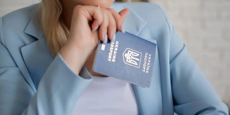 Залишення на постійне проживання за кордоном українців